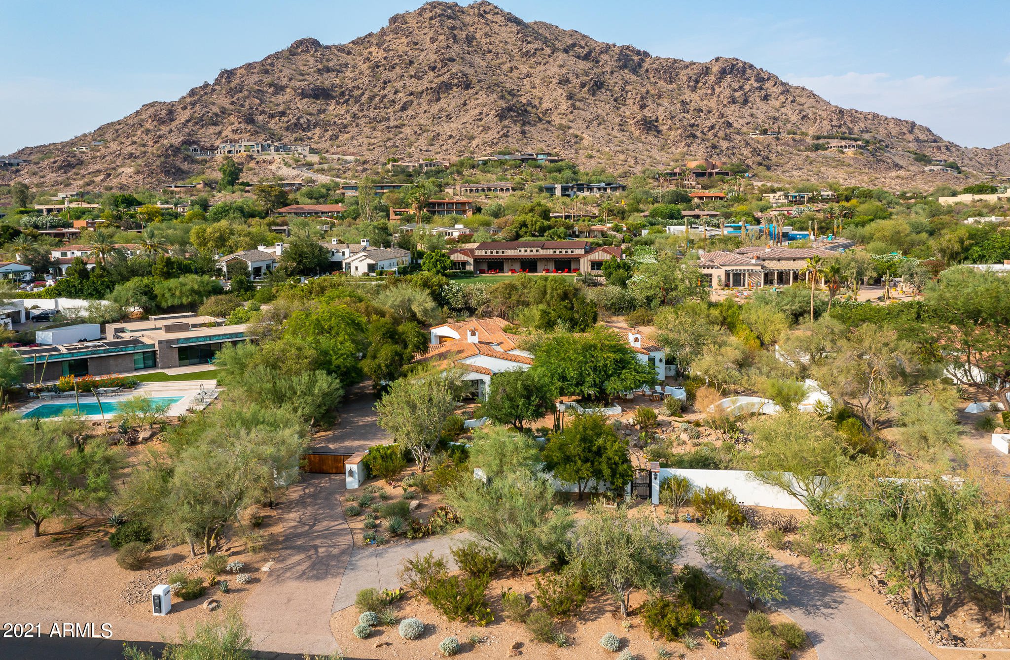 Aerial view of desert-landscaped homes with mountains on the horizon in the Phoenix area